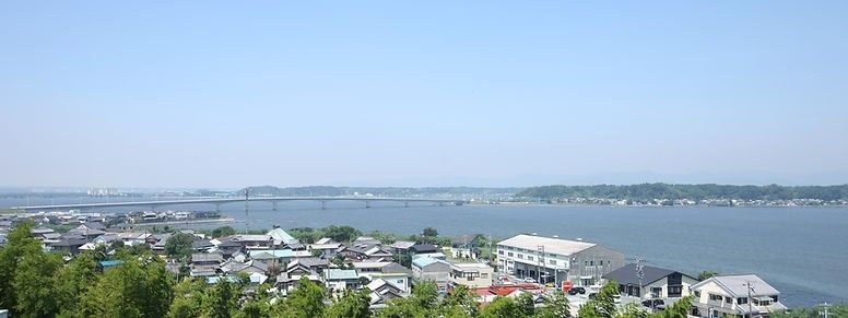 湖畔の景色を望む施設