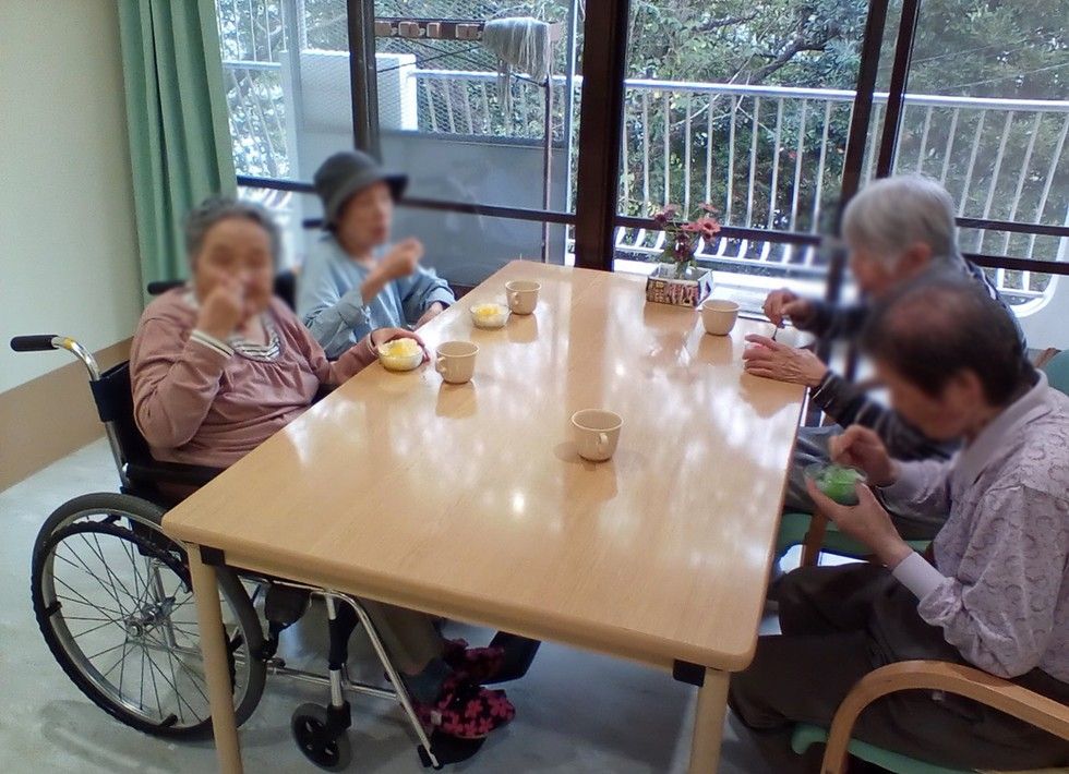 窓際のテーブルで団らん