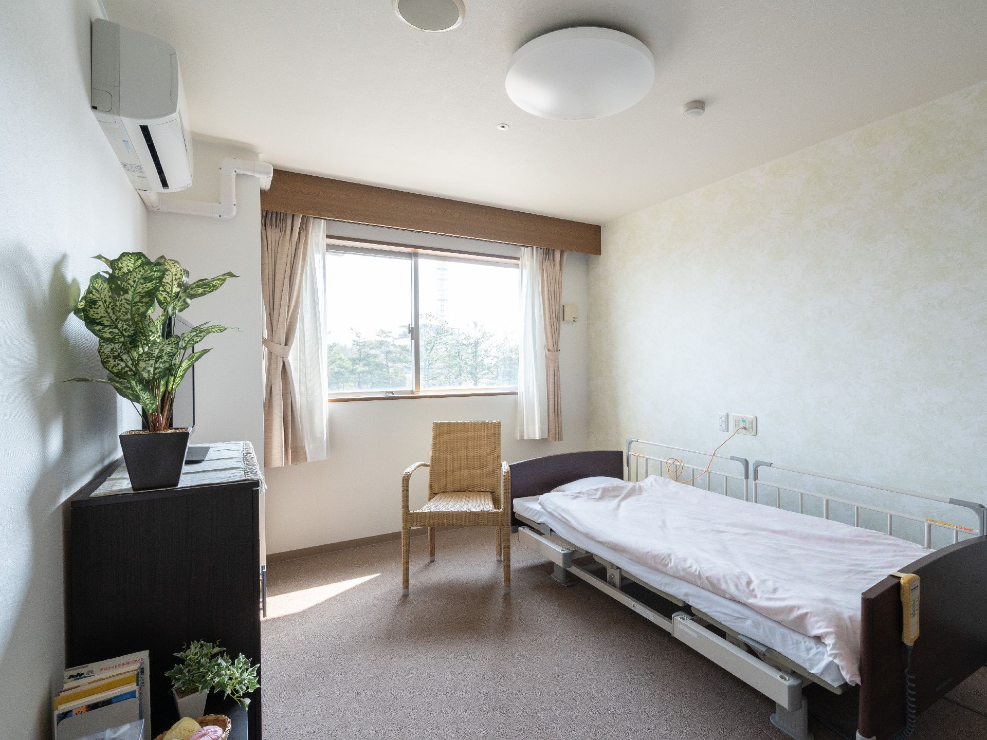 ベッドやチェストが設置された居室