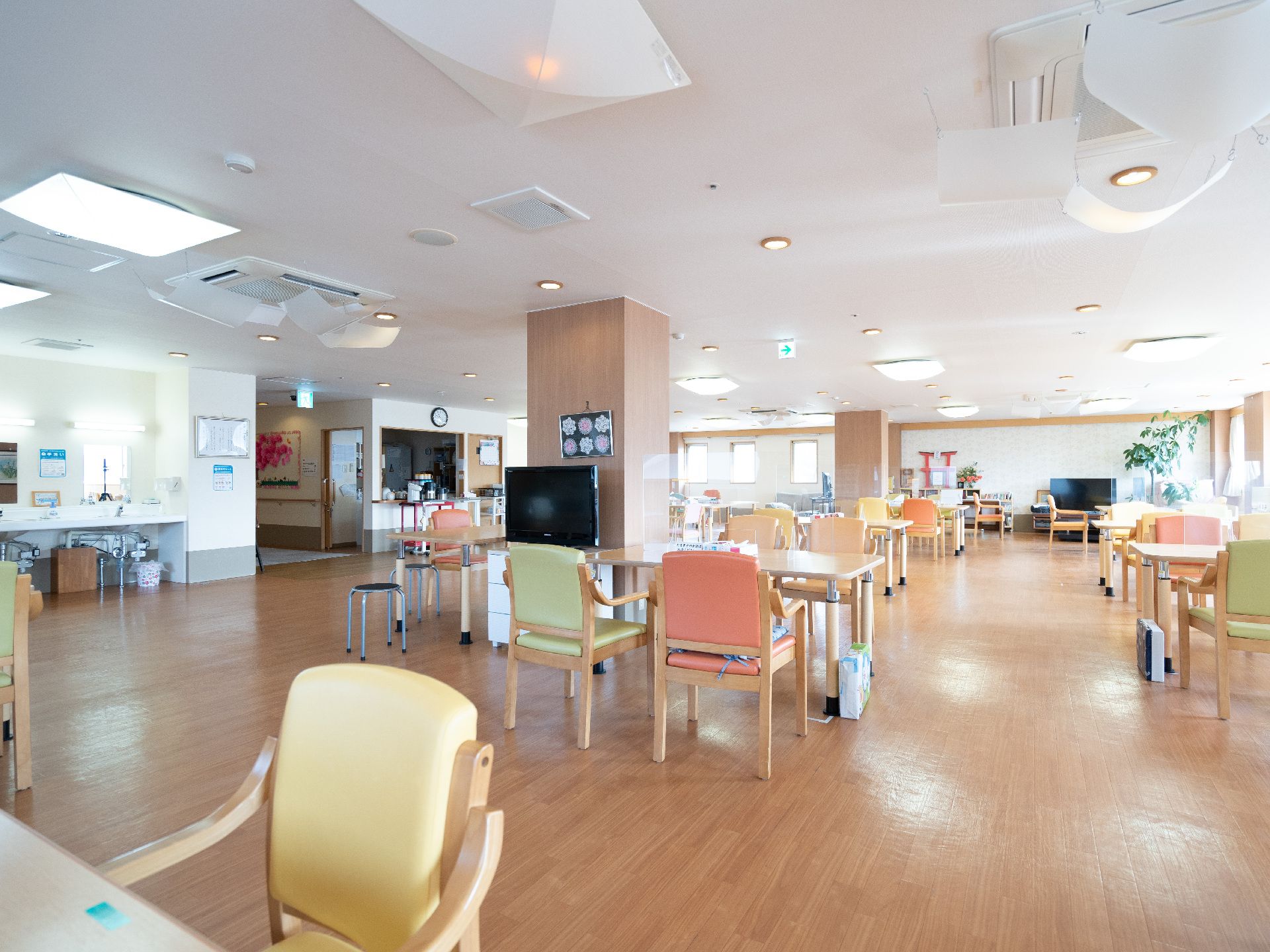 テーブルセットが設置された共用スペース