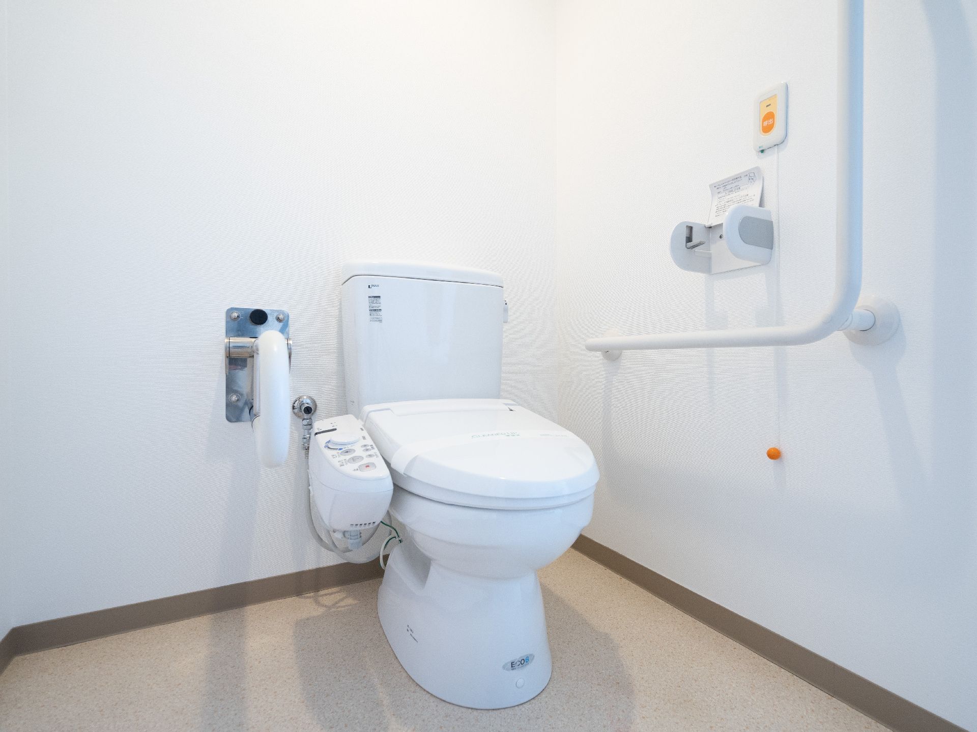 壁に緊急通報装置が設置されたトイレ