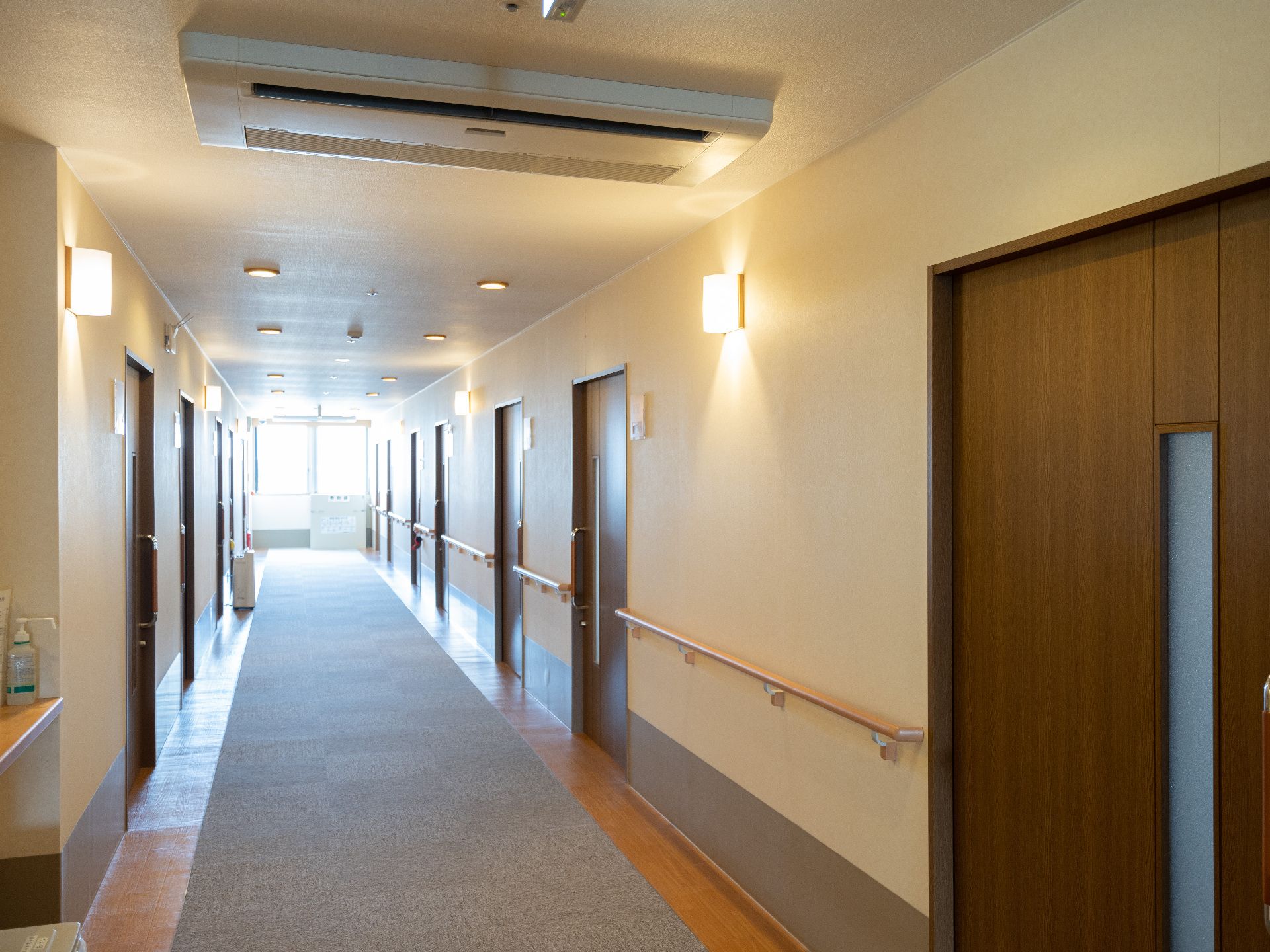 手すりが設置された廊下