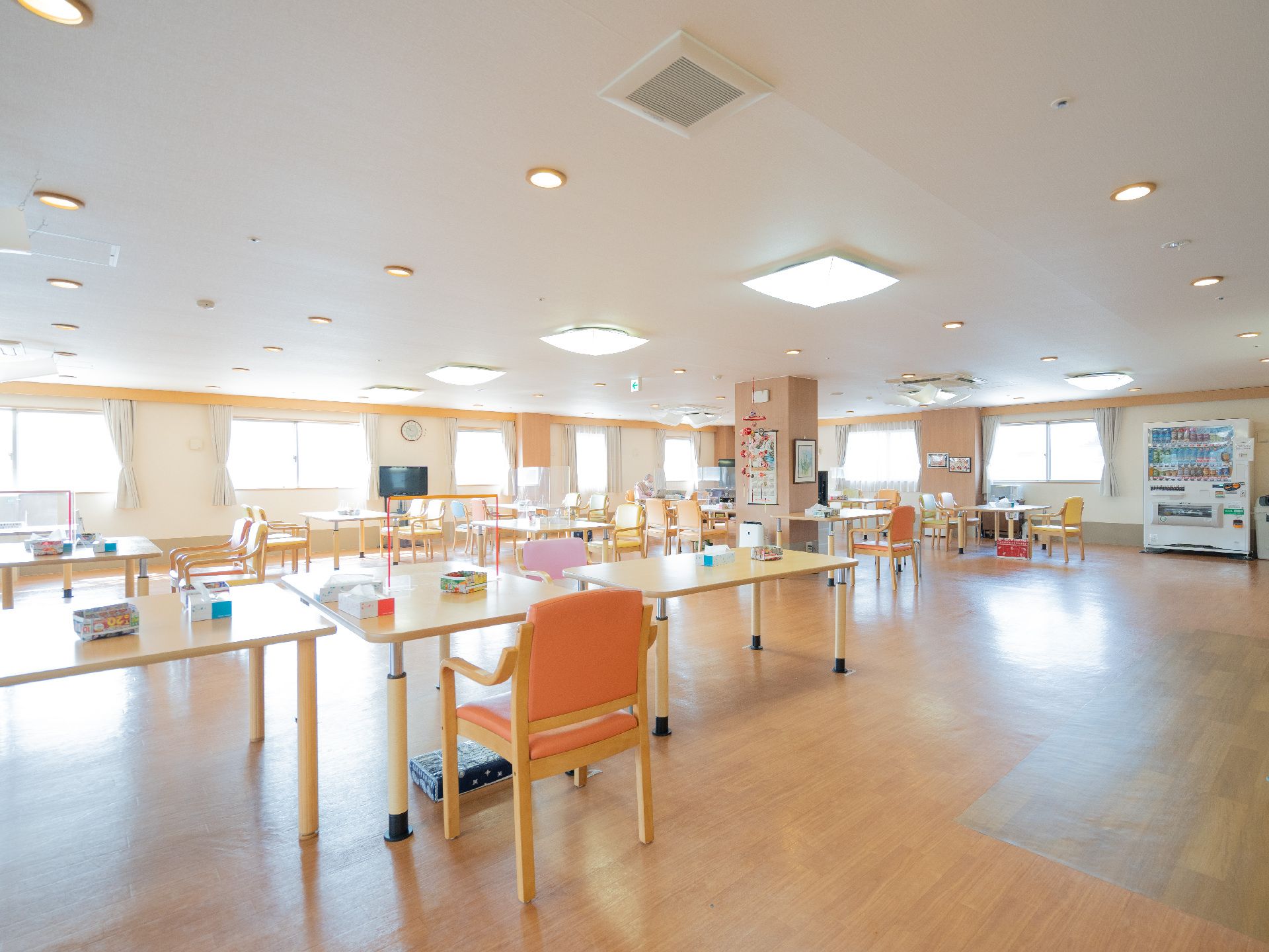 テーブルセットが設置された共用スペース