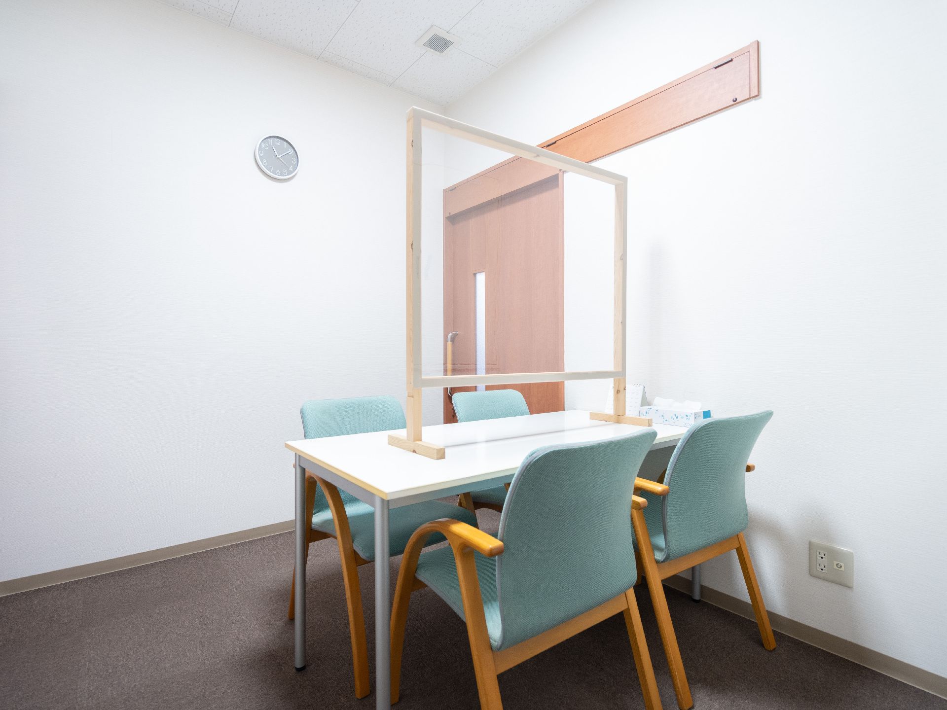 パーテーションが設置されたテーブル