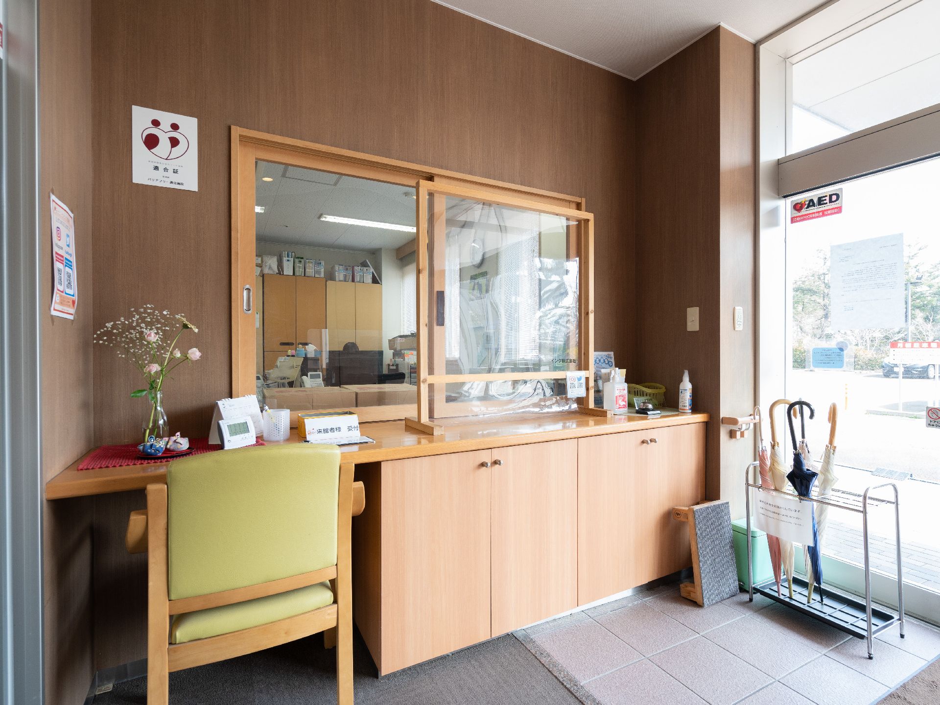 受付窓口が設置された玄関