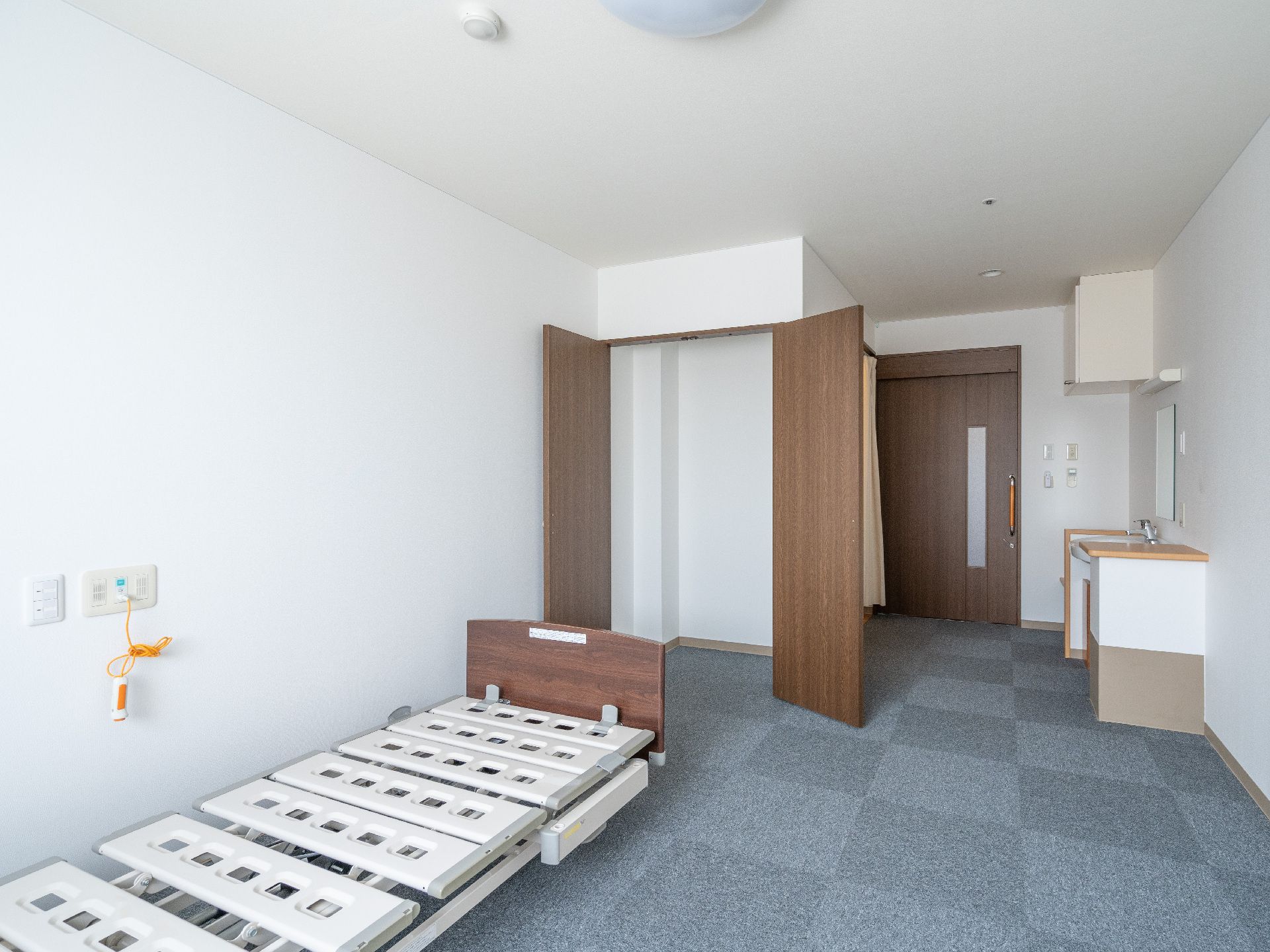 ベッドが設置された居室