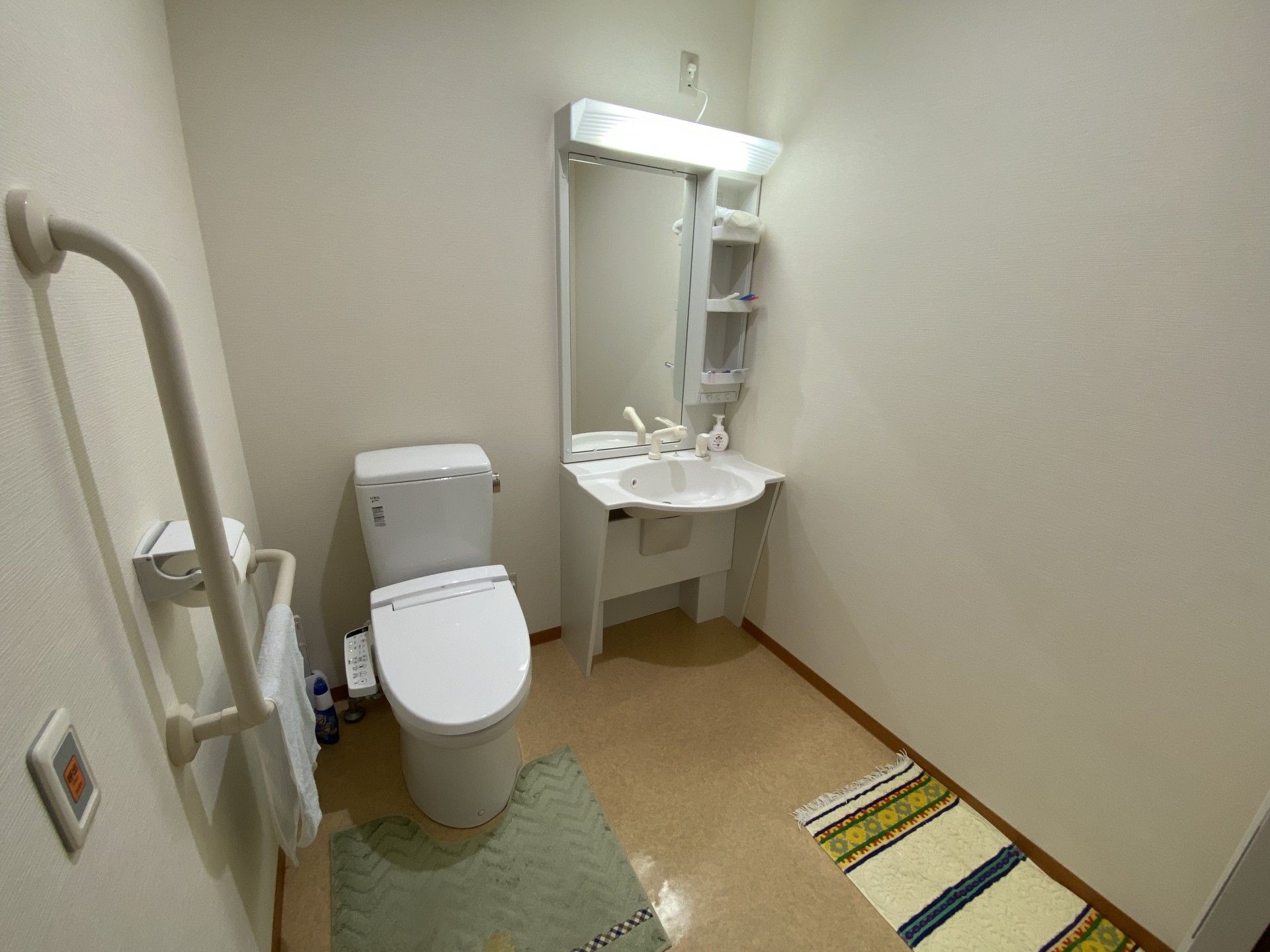 白を基調としたトイレと洗面台