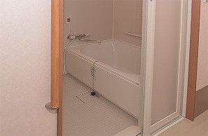 安全な手すり付き浴室