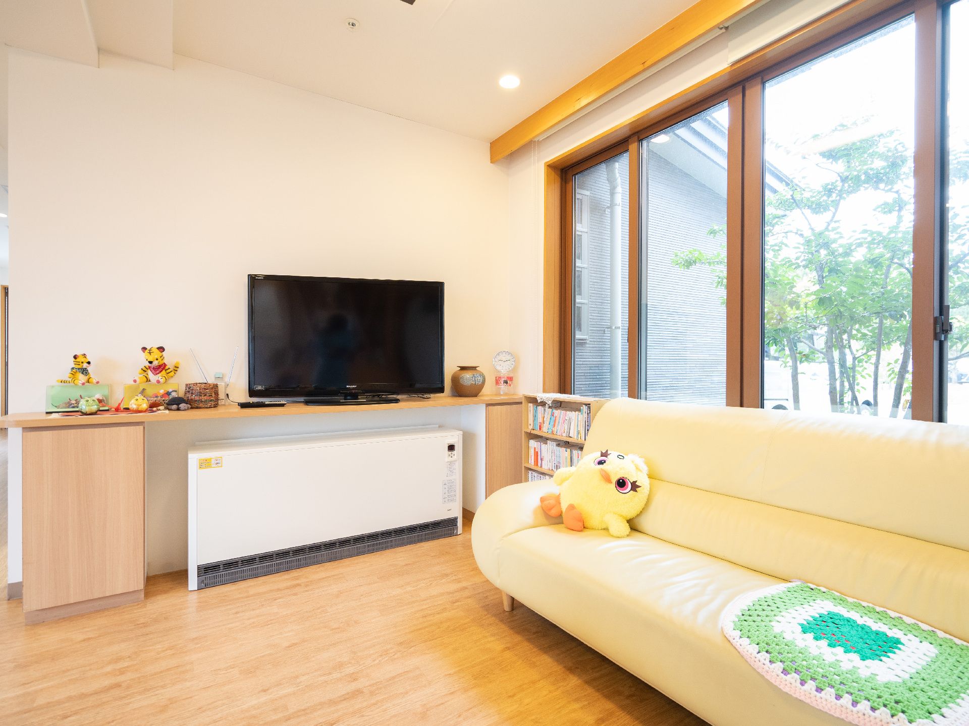 ソファーやテレビの置かれた共有スペース
