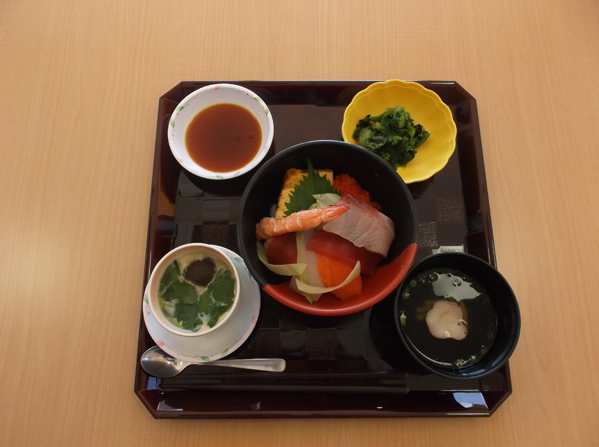 海鮮丼、茶碗蒸し、おひたし、すまし汁
