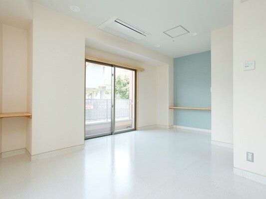 飾り棚が付いた部屋には大きな窓が付いていてカーテンはない。ライトブルーのアクセントクロスが付いている。