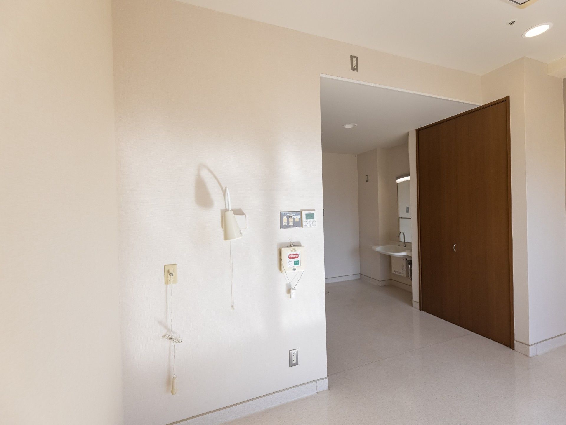 大きな窓が付いた段差のない部屋には大きな鏡が付いた洗面所やクローゼットがあり、家具は置かれていない。