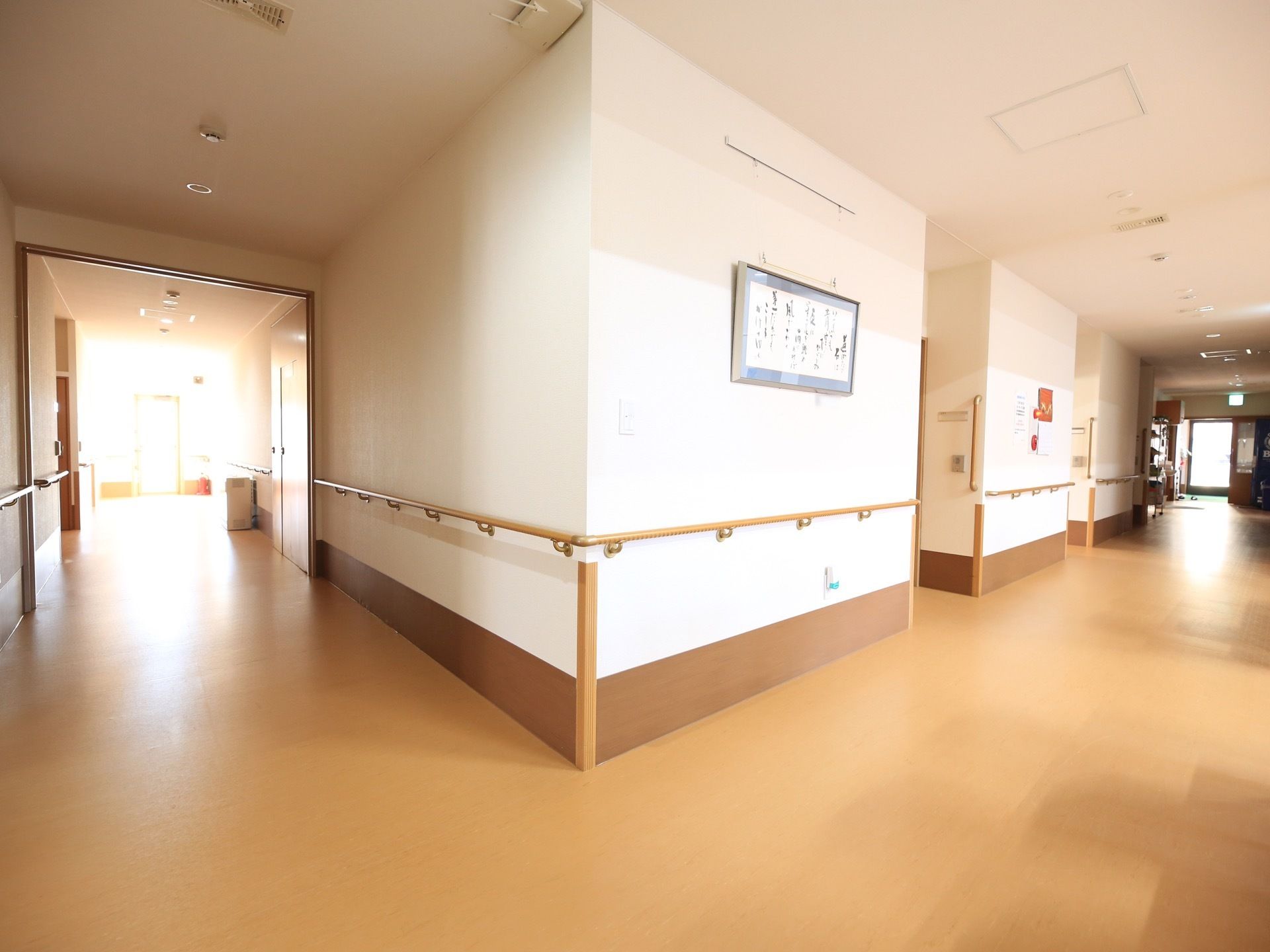 白を基調とした明るい通路である。窓からの太陽光で優しい雰囲気になっている。壁には手すりが備え付けてあり、転倒防止になっている。