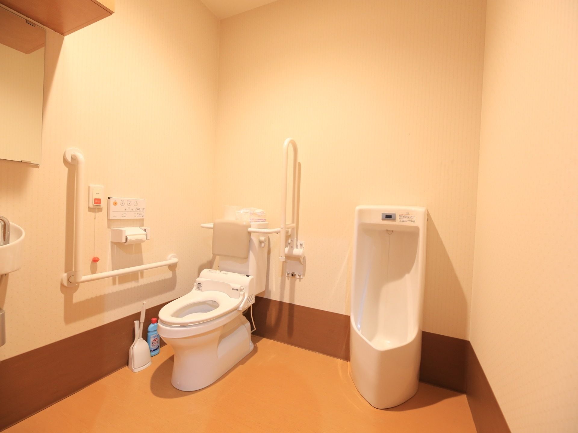 白を基調とした清潔感のあるトイレである。手すりがあるので、車椅子ご利用の方でも安全に使用することができる。