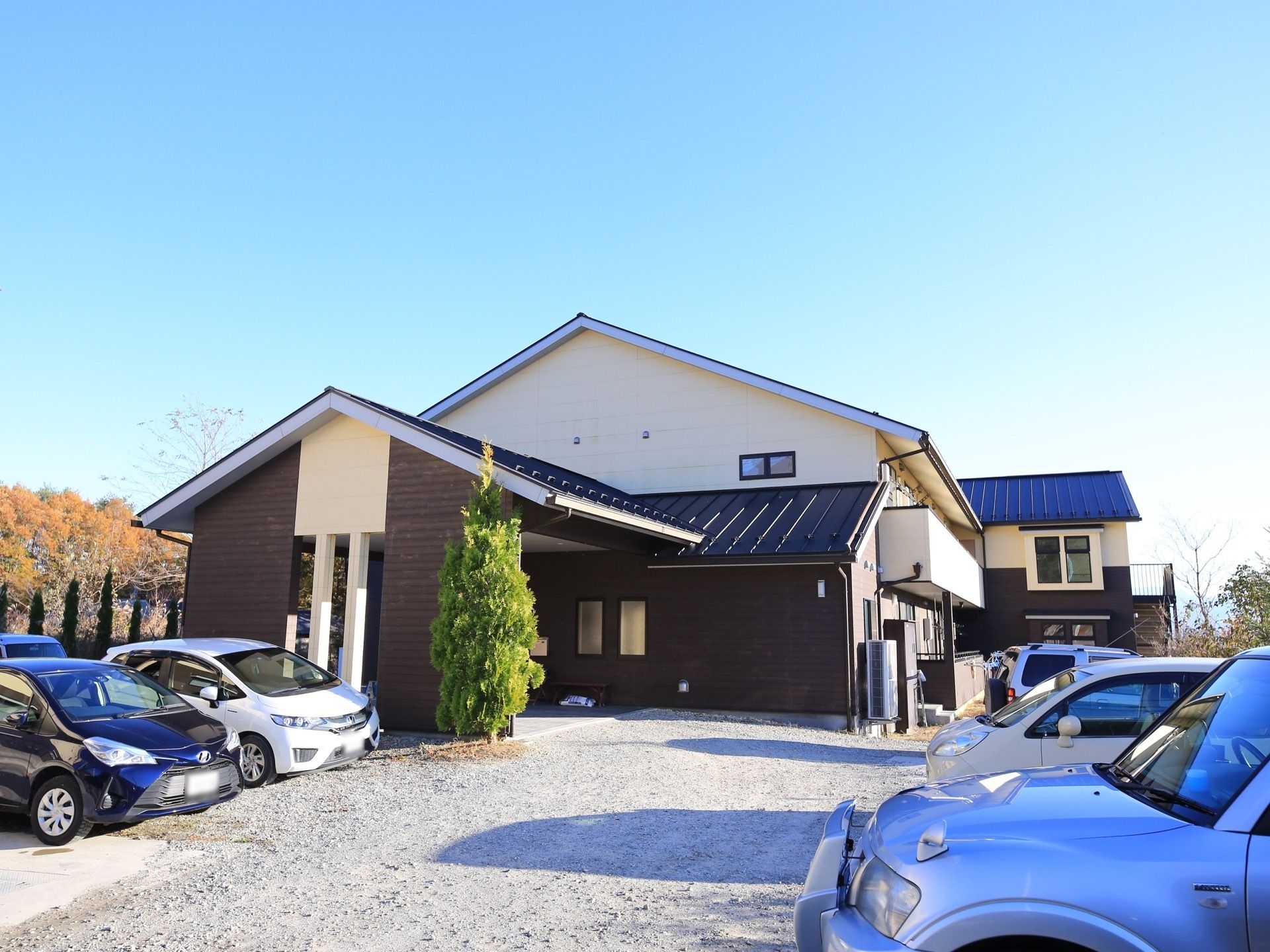 ２階建てで、ログハウスのようなモダンな作りの施設である。駐車スペースが多いので、車で来訪することができる。