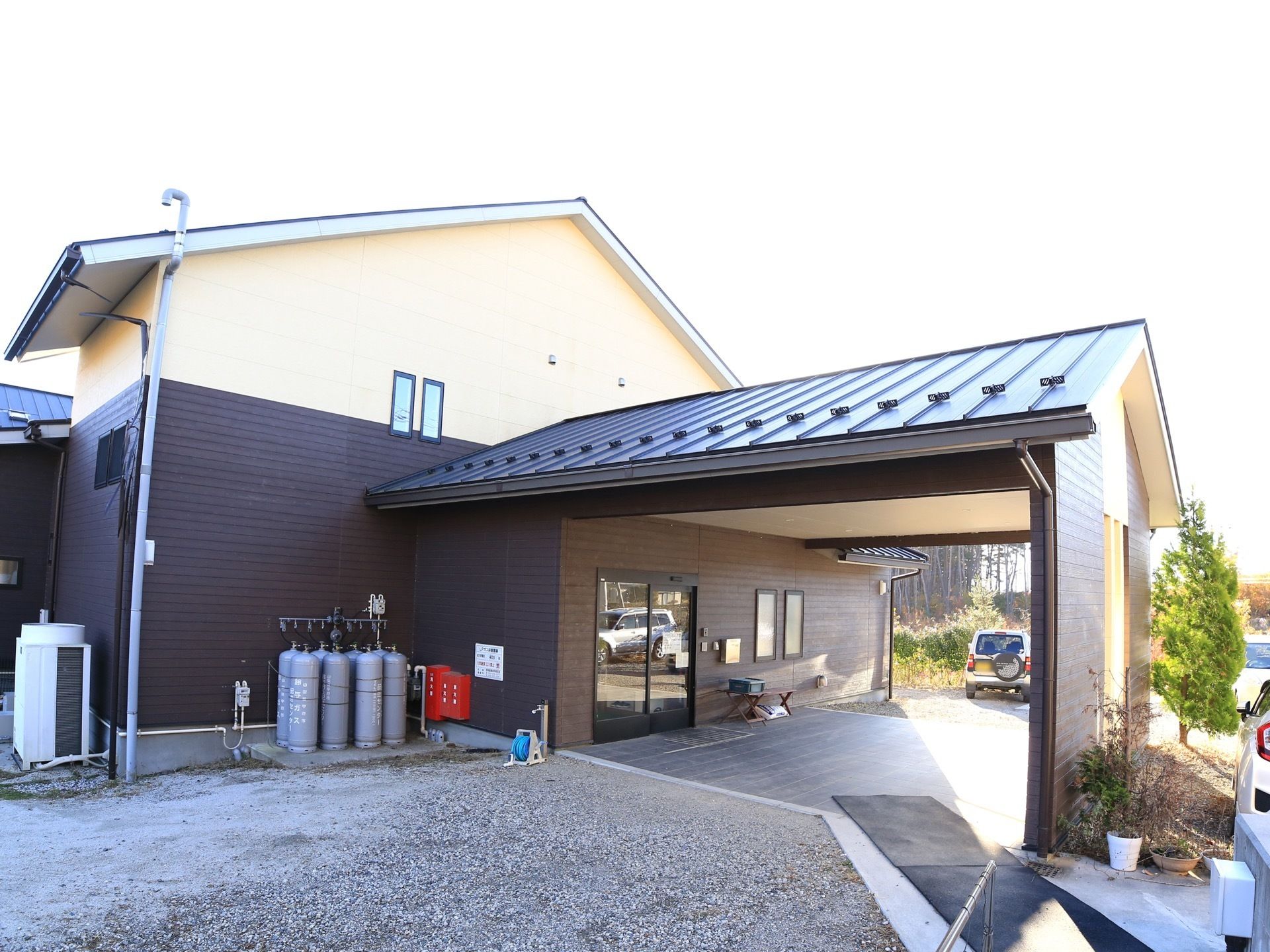 濃い茶色がアクセントになっている外観である。玄関前の屋根が大きく、雨の日であっても濡れにくい構造になっている。