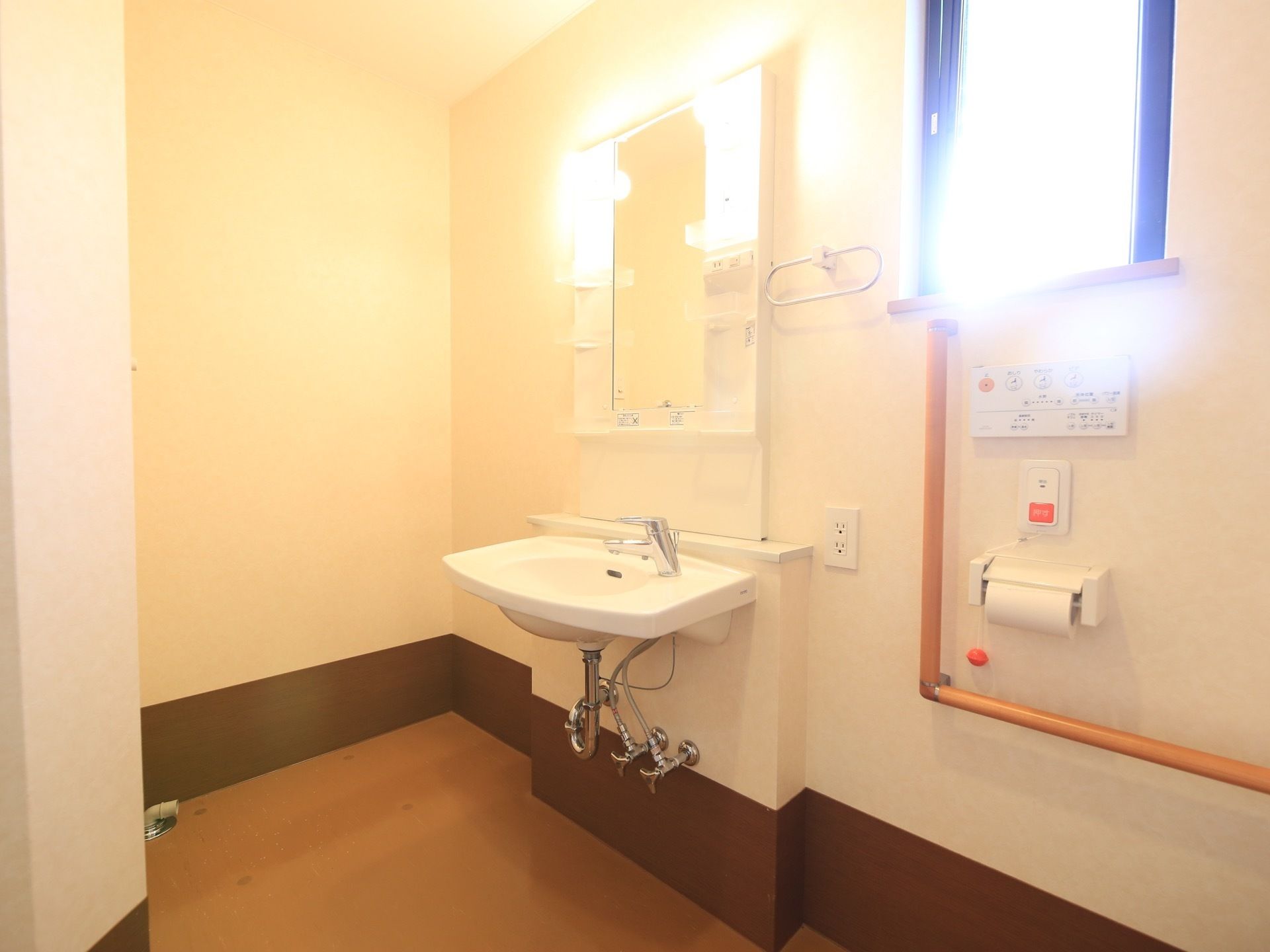 トイレは個室になっていて、スペースに余裕のあるつくりである。洗面台が備わっているので、使用後にすぐに手を洗うことができる。