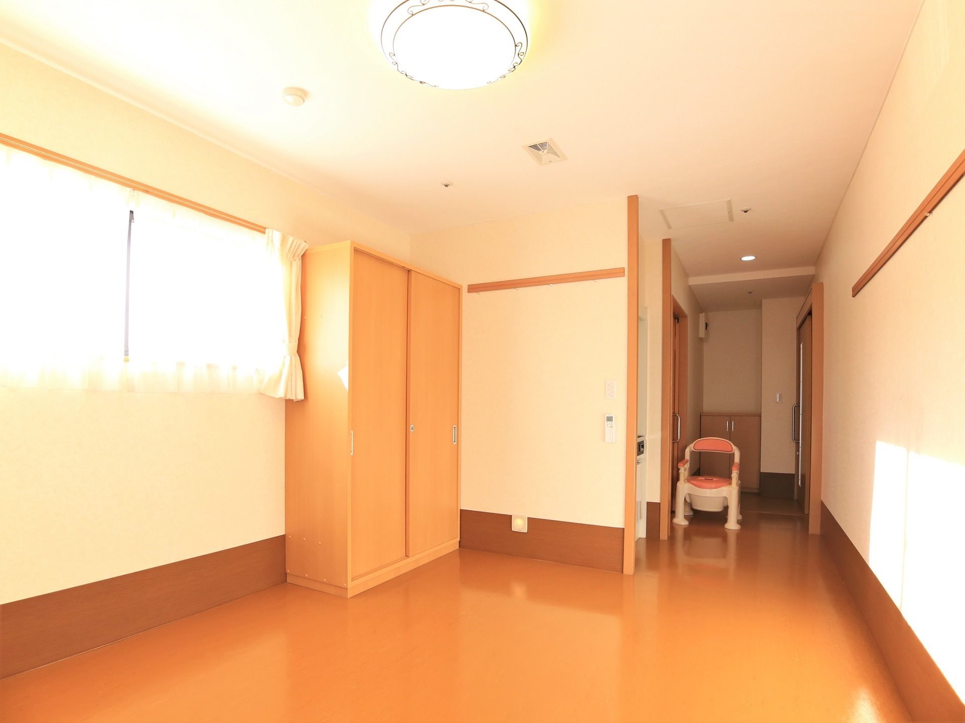 居室は個室で広々としている。クローゼットやトイレが付いているので、自宅と同じように快適な生活を送ることができる。