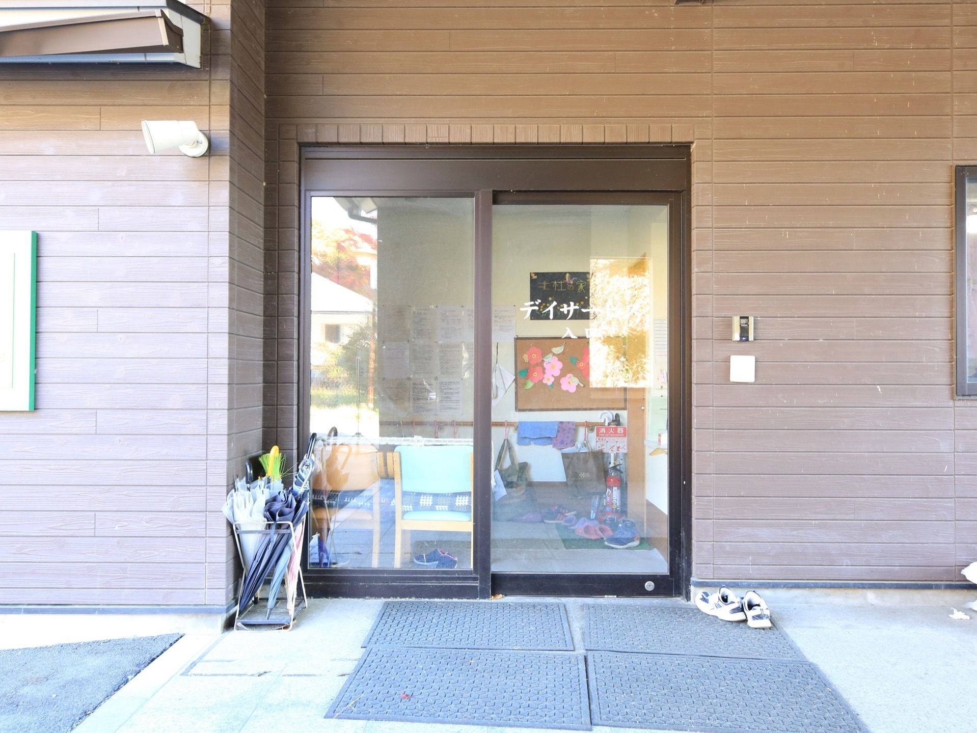 施設は日当たりがよく、木の温かみがある造りになっている。入り口付近はゆるやかな傾斜で、車椅子を利用の方も出入りがしやすい。