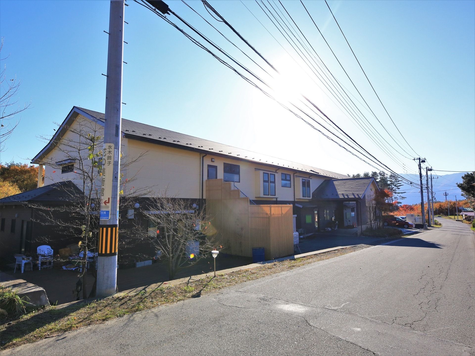 周囲に緑が多く、静かな環境でゆったりと過ごすことができる施設。駐車場が付いているので、車での来訪もしやすくなっている。