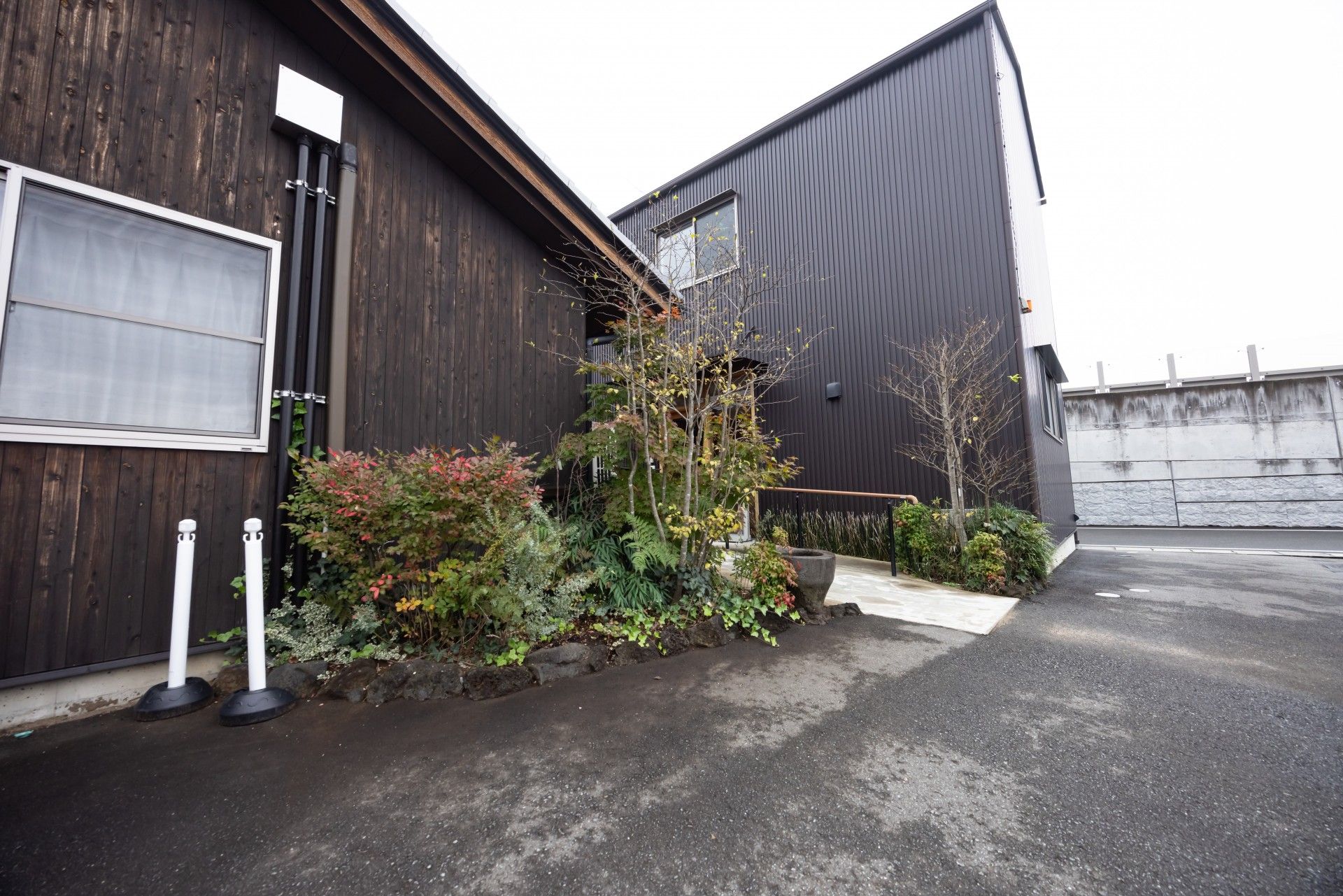 落ち着いた外観の建物