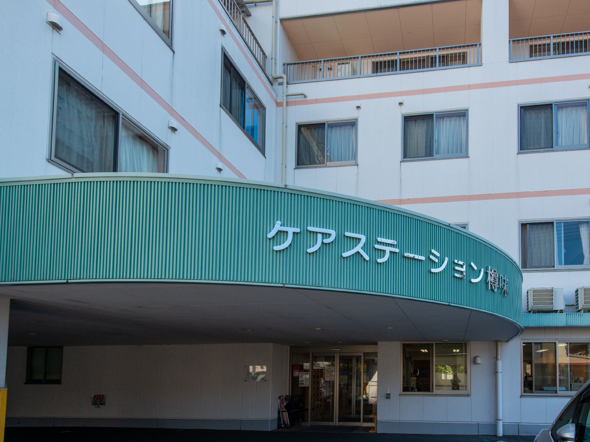 鉄骨造地上５階建ての清潔感のある外観の高齢者向け住宅