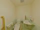 バリアフリー設計のトイレ空間