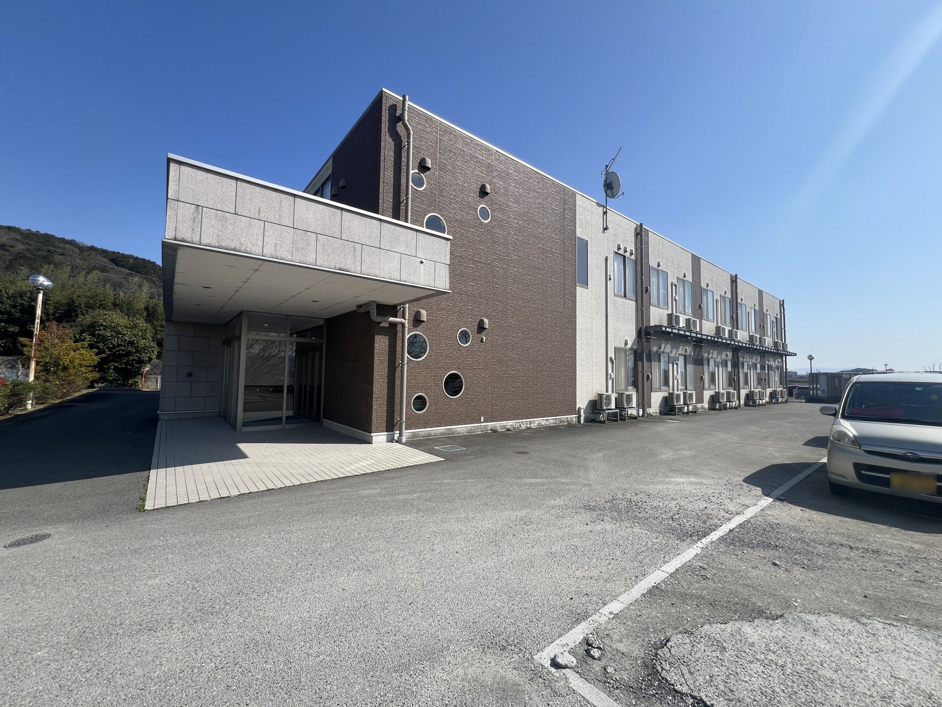広々とした入口の建物