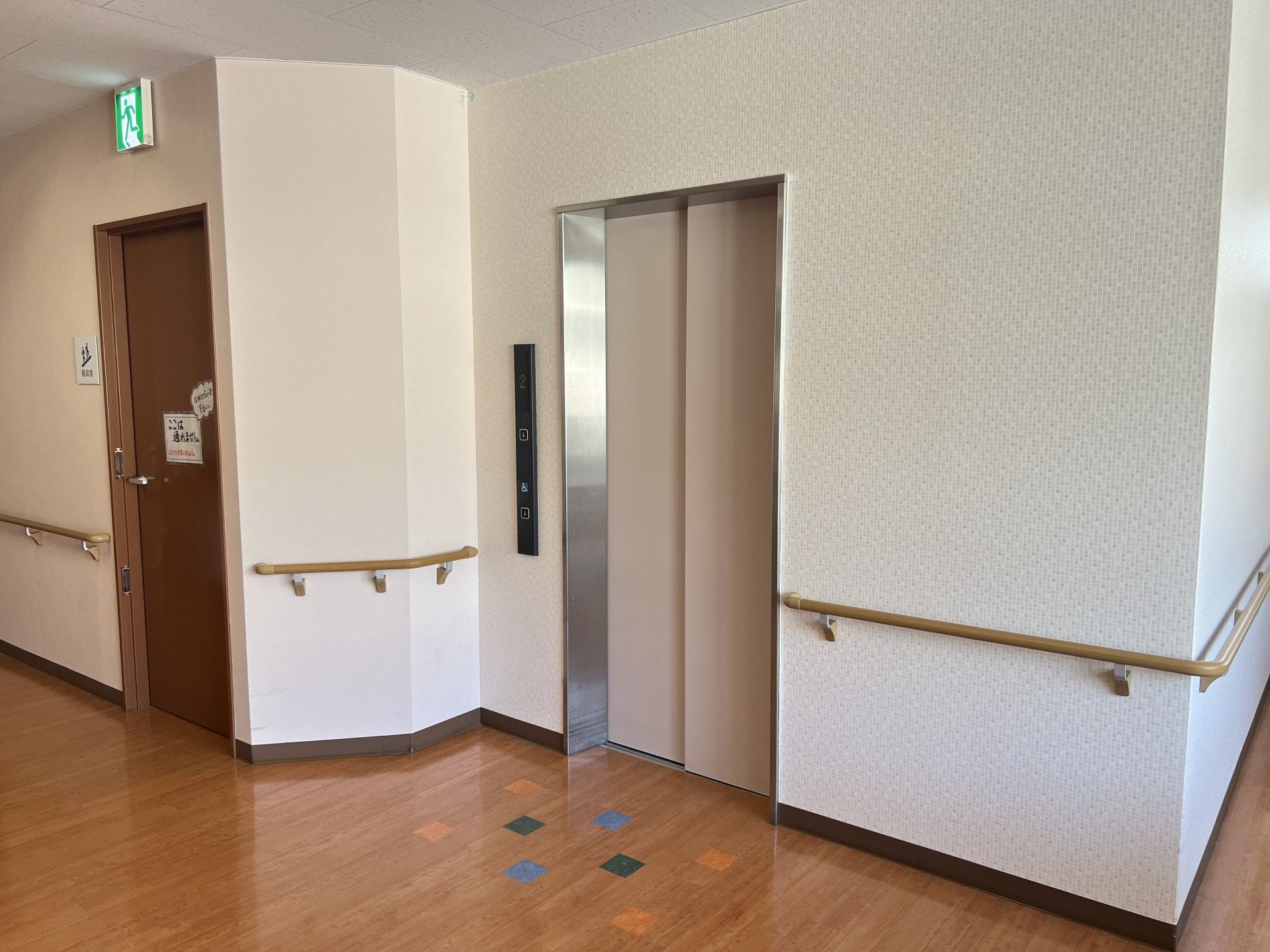 バリアフリー設計の廊下