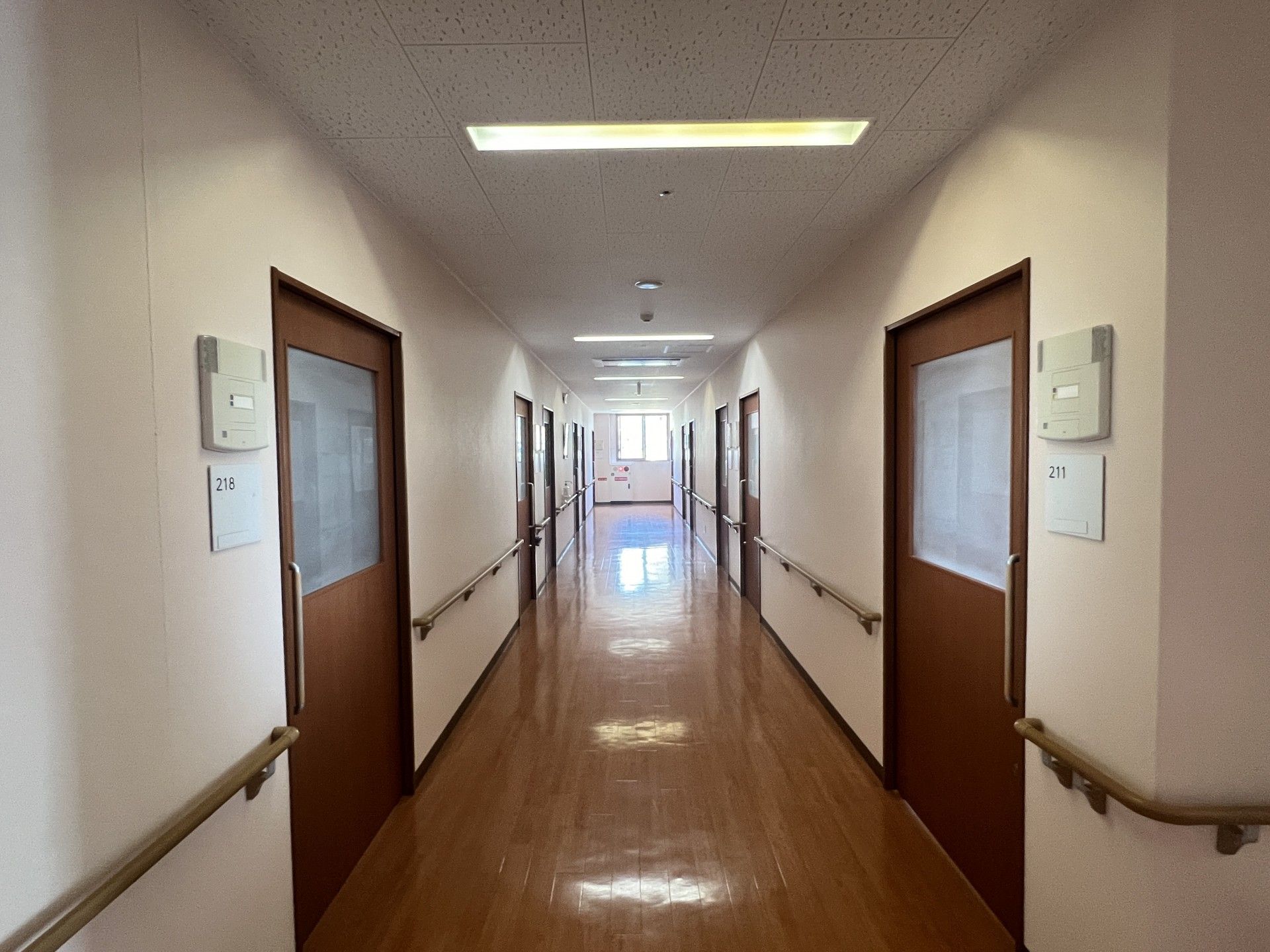 明るく清潔な廊下