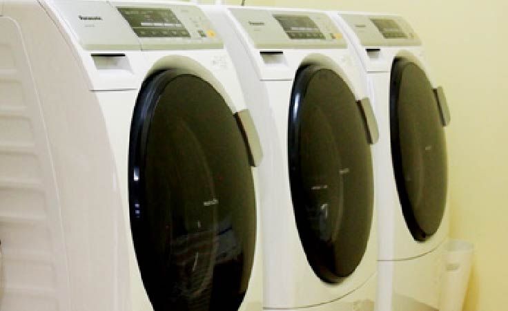清潔な洗濯機並ぶ空間