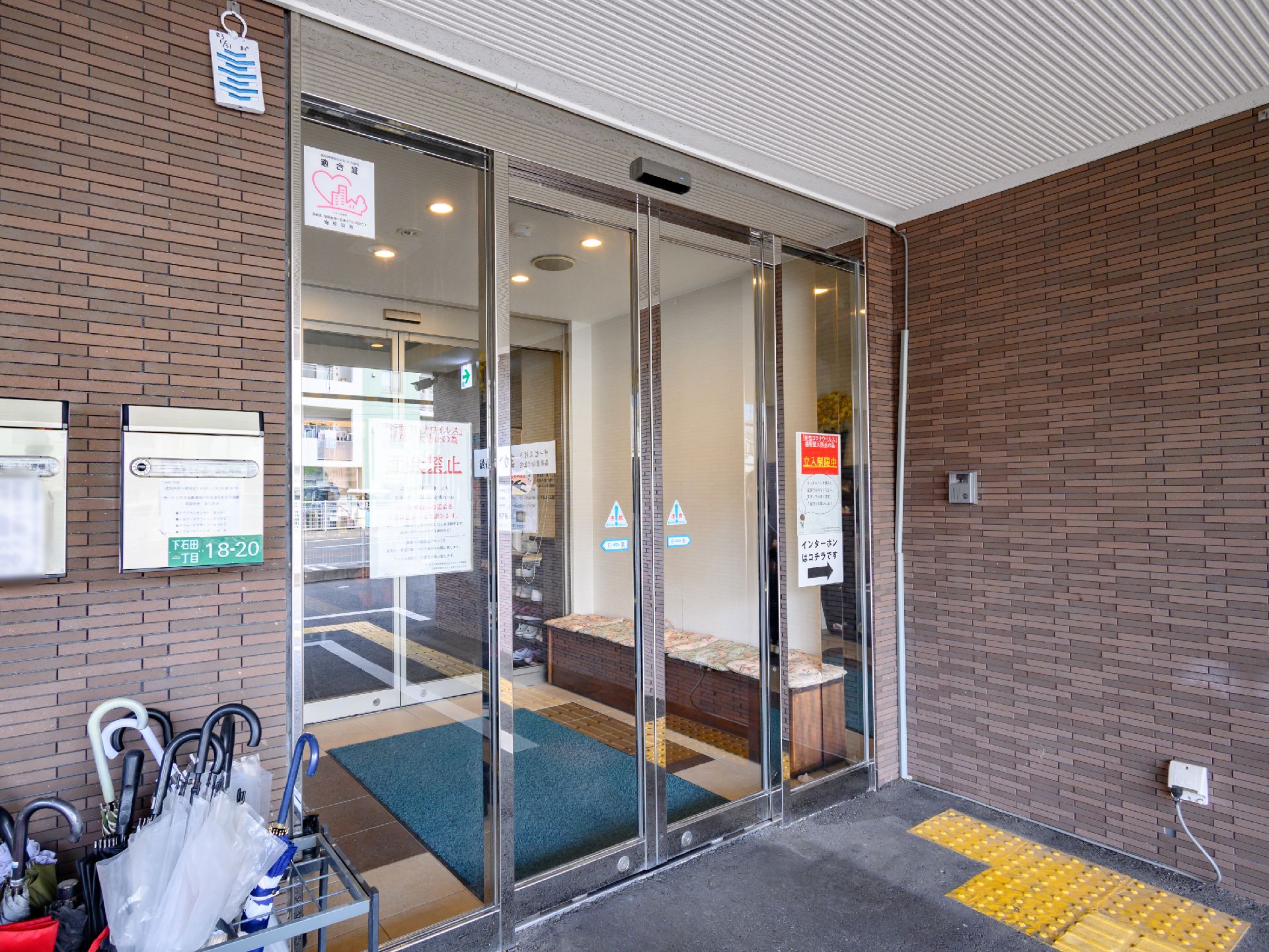 車椅子の方でも通行できるよう、段差を排除した介護施設の玄関