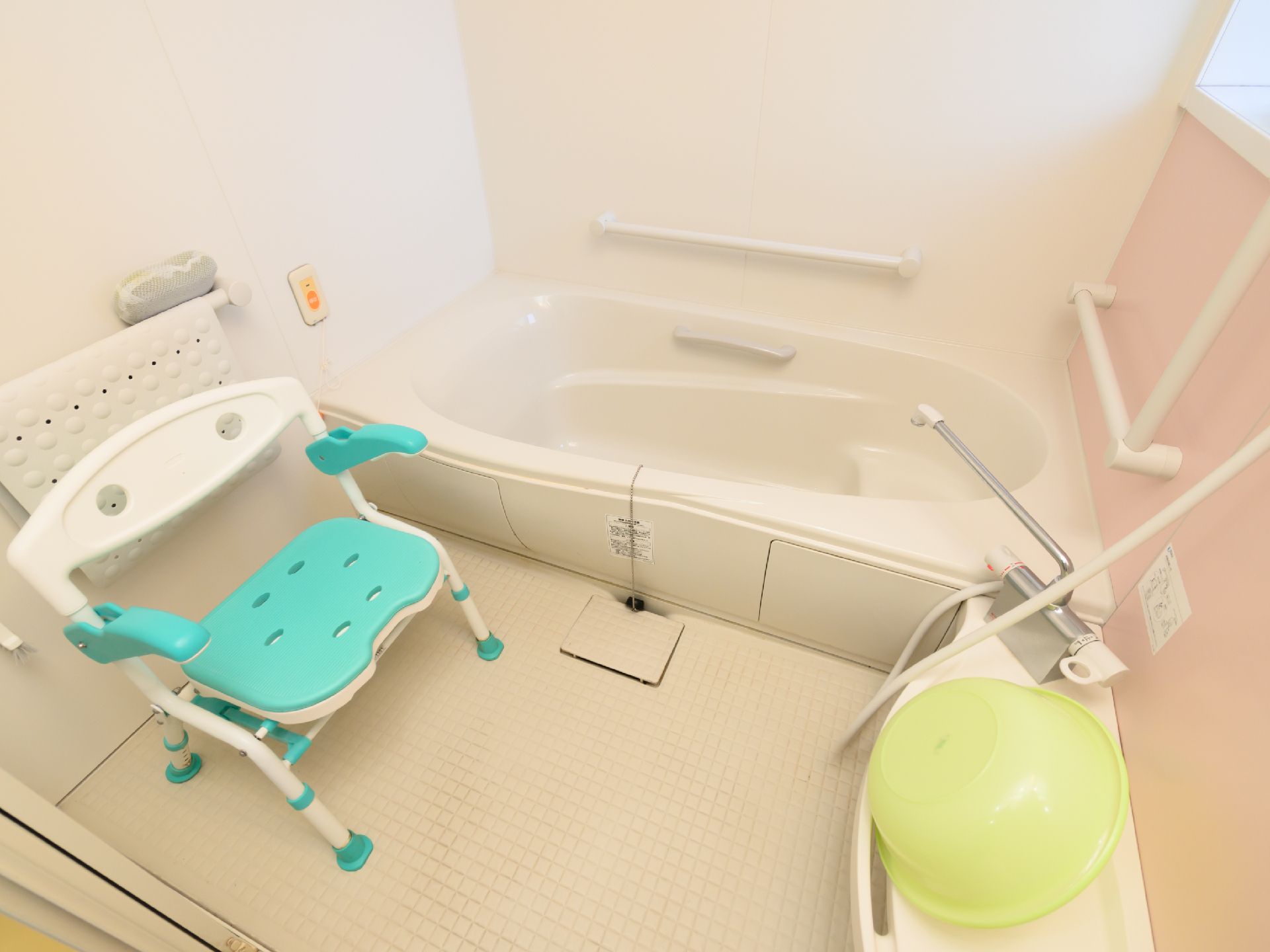 転倒を防ぐため手すりが取り付けられている浴室