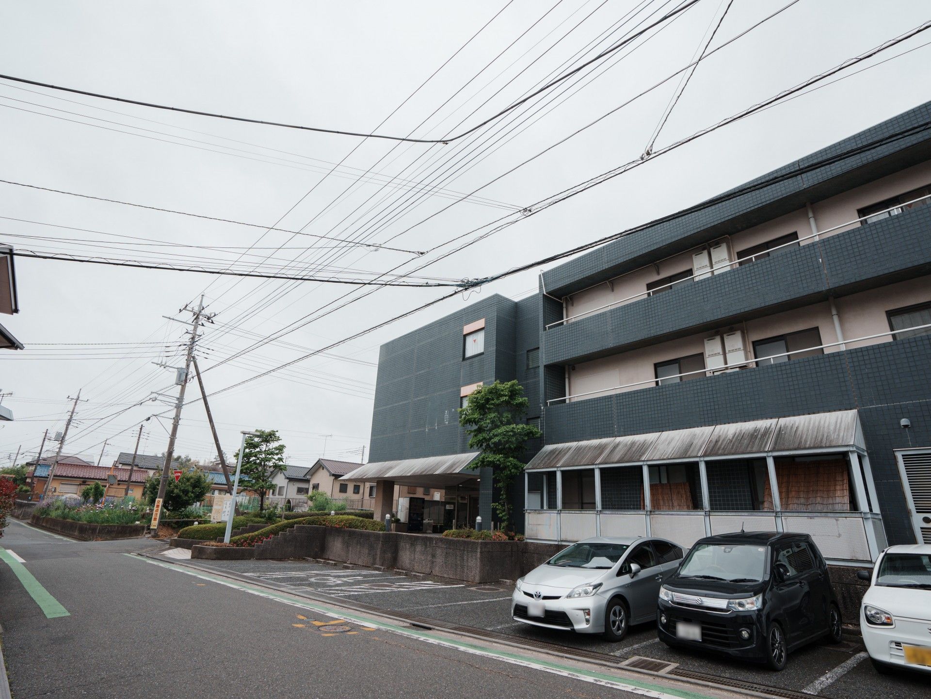 静かな街角の建物外観