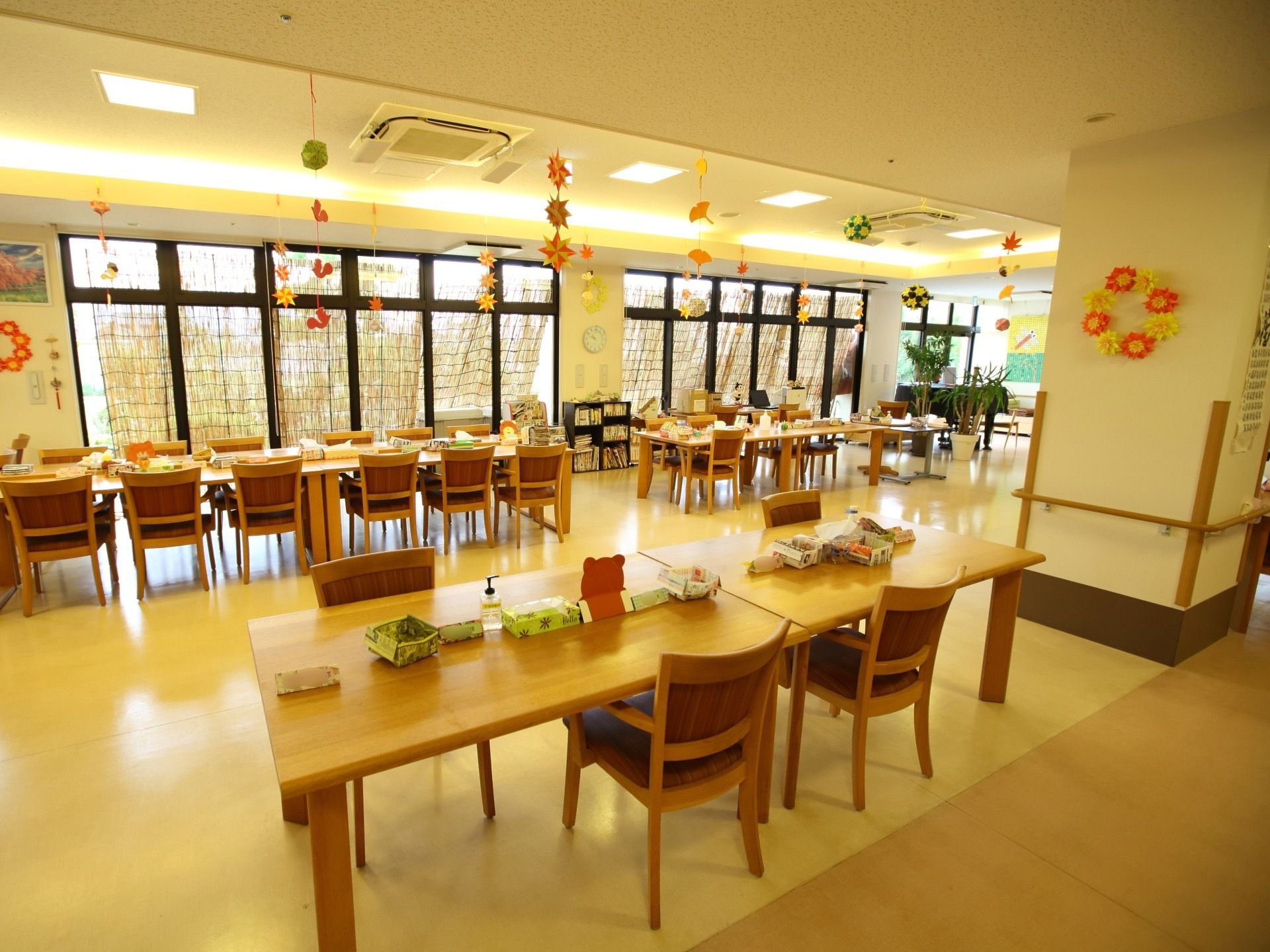 食堂の各テーブルには、ティッシュ箱がセットされている。横にテーブルを並べて、大勢の入居者様で机を囲めるようになっている。