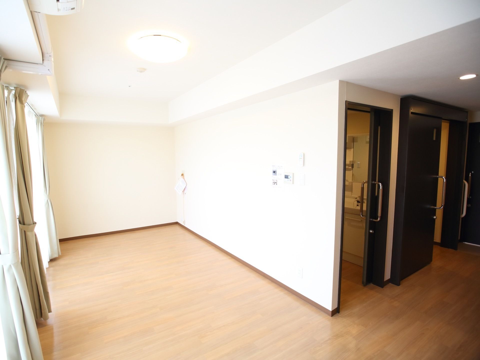 居室のトイレには入口のドアと同様に、黒いドアが付いている。スライド式のドアには、中央が茶色い銀色の取っ手がある。