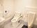 便座のふたのない洋式トイレと、男性用の小便器が隣り合わせで設置されていて、壁や小便器の周囲には手すりが付いている。