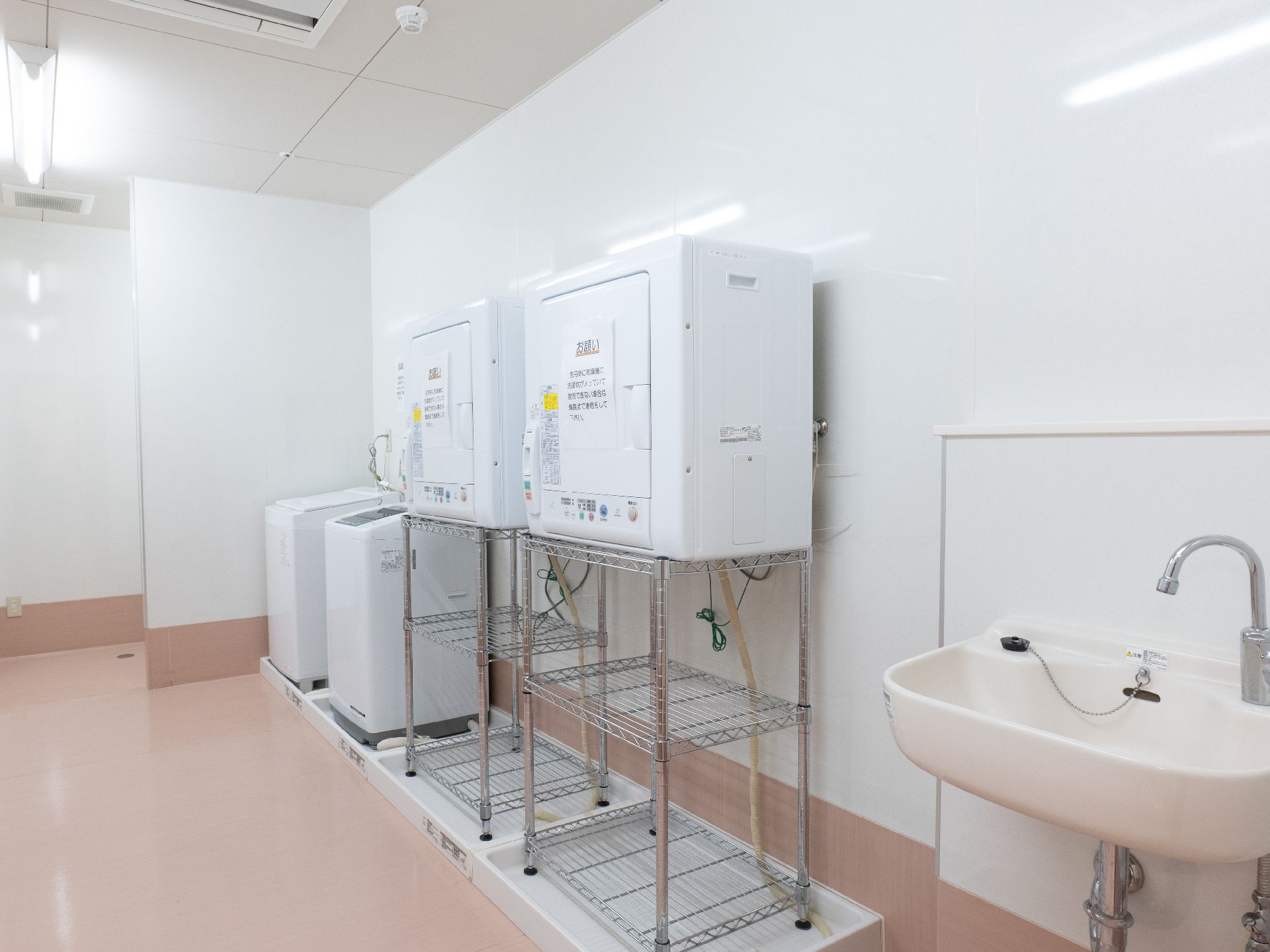 入居者が利用できる洗濯機、乾燥機が設置されているランドリー