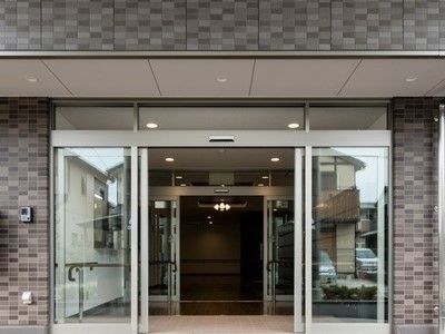 屋根が付いた玄関は二十扉となっていて、自動ドアなので車いすの人もスムーズに出入りができる。