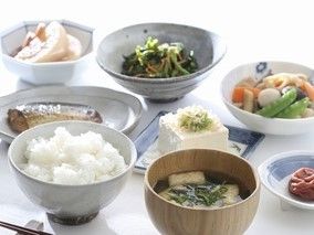 白いご飯にみそ汁、焼き魚を主催として野菜を多く使用した小鉢が並んでいる。