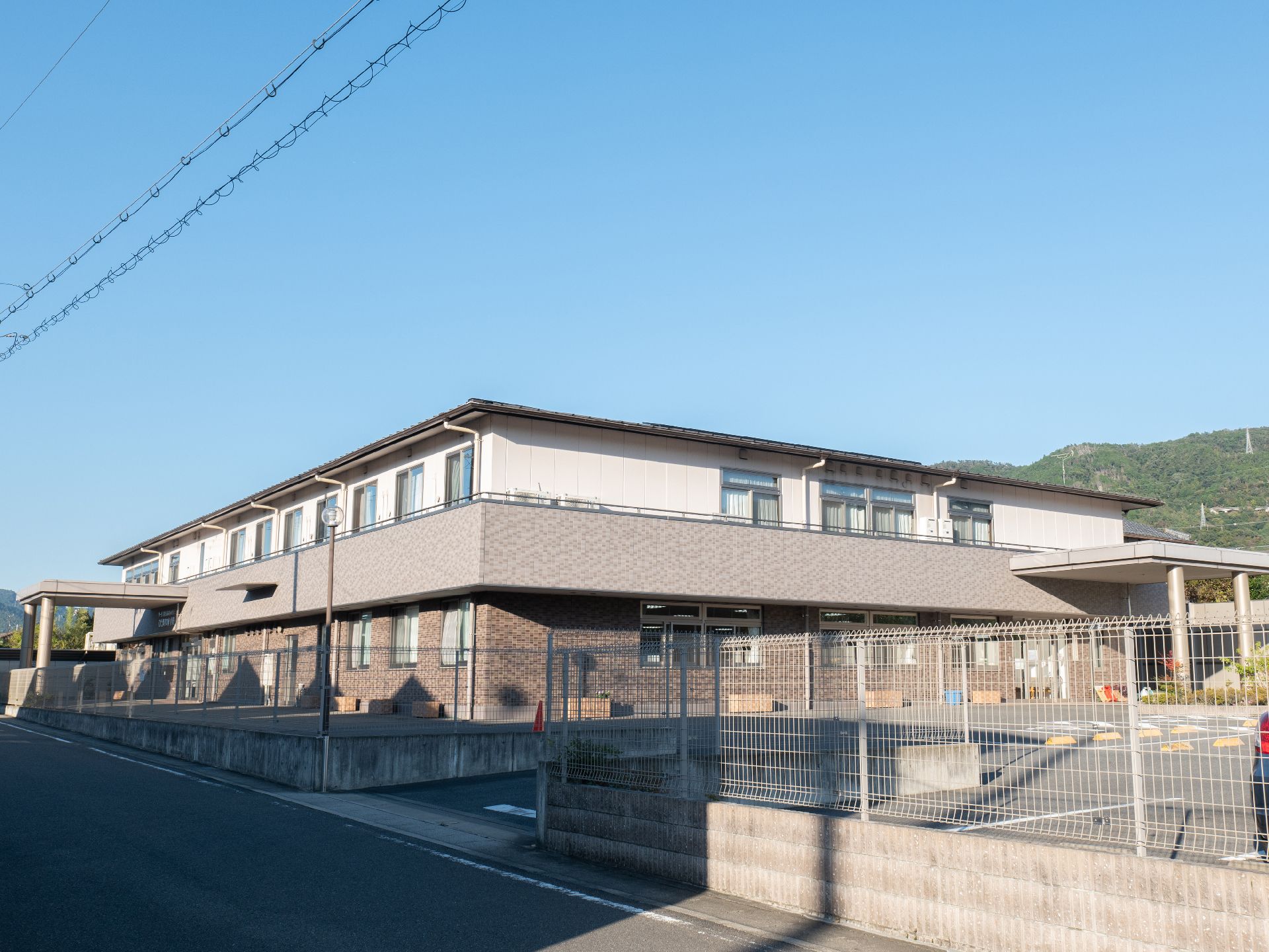 落ち着いた雰囲気が感じられる施設の外観