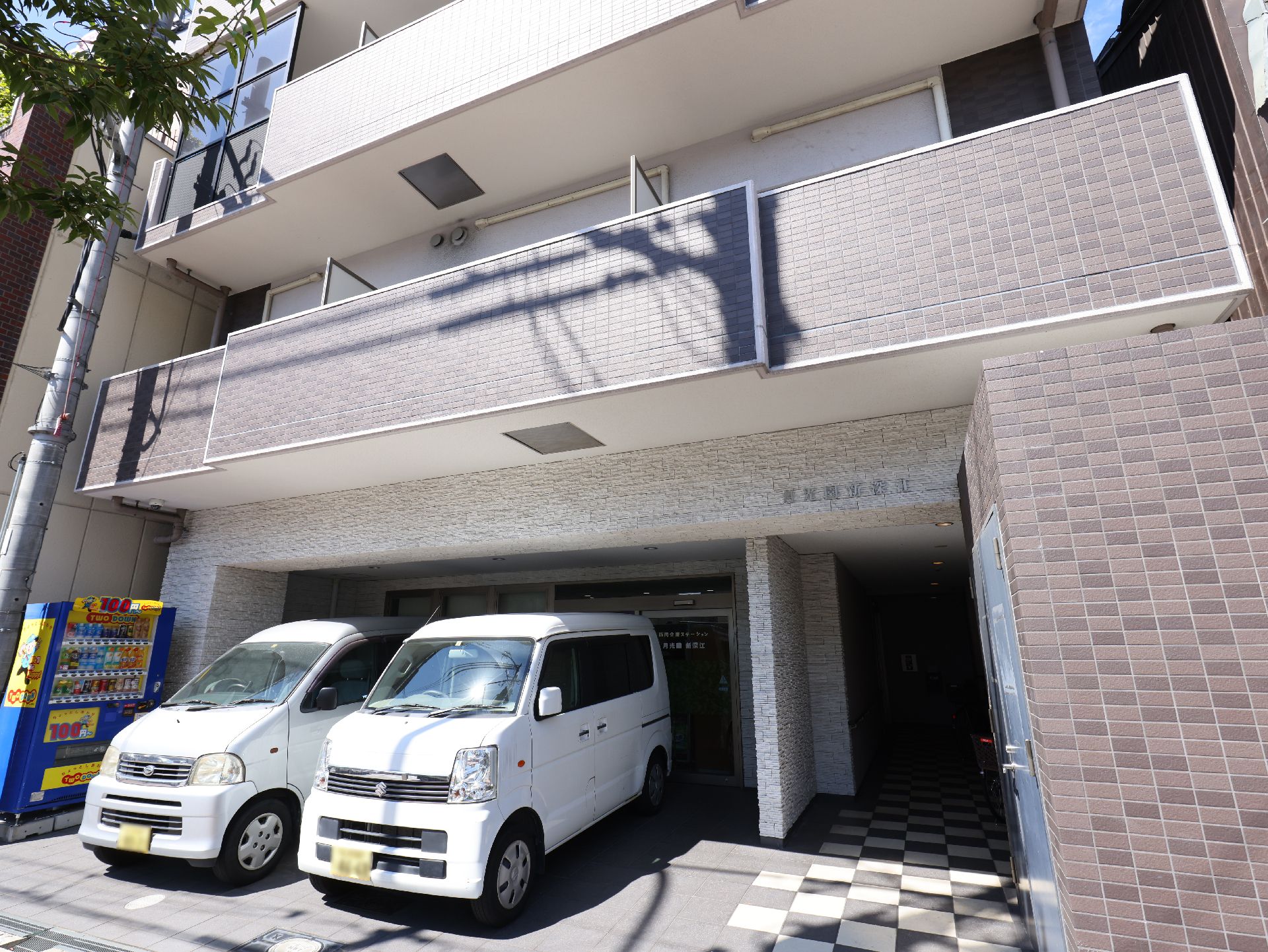駐車場から撮影した介護施設の外観