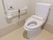 温水洗浄付きトイレがあり、壁には手すりがつけてある。呼び出しボタンも設置してある、明るく清潔なトイレである。