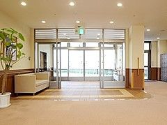エントランスは大きく段差がない。ソファや観葉植物が置かれ、二十扉となっている。