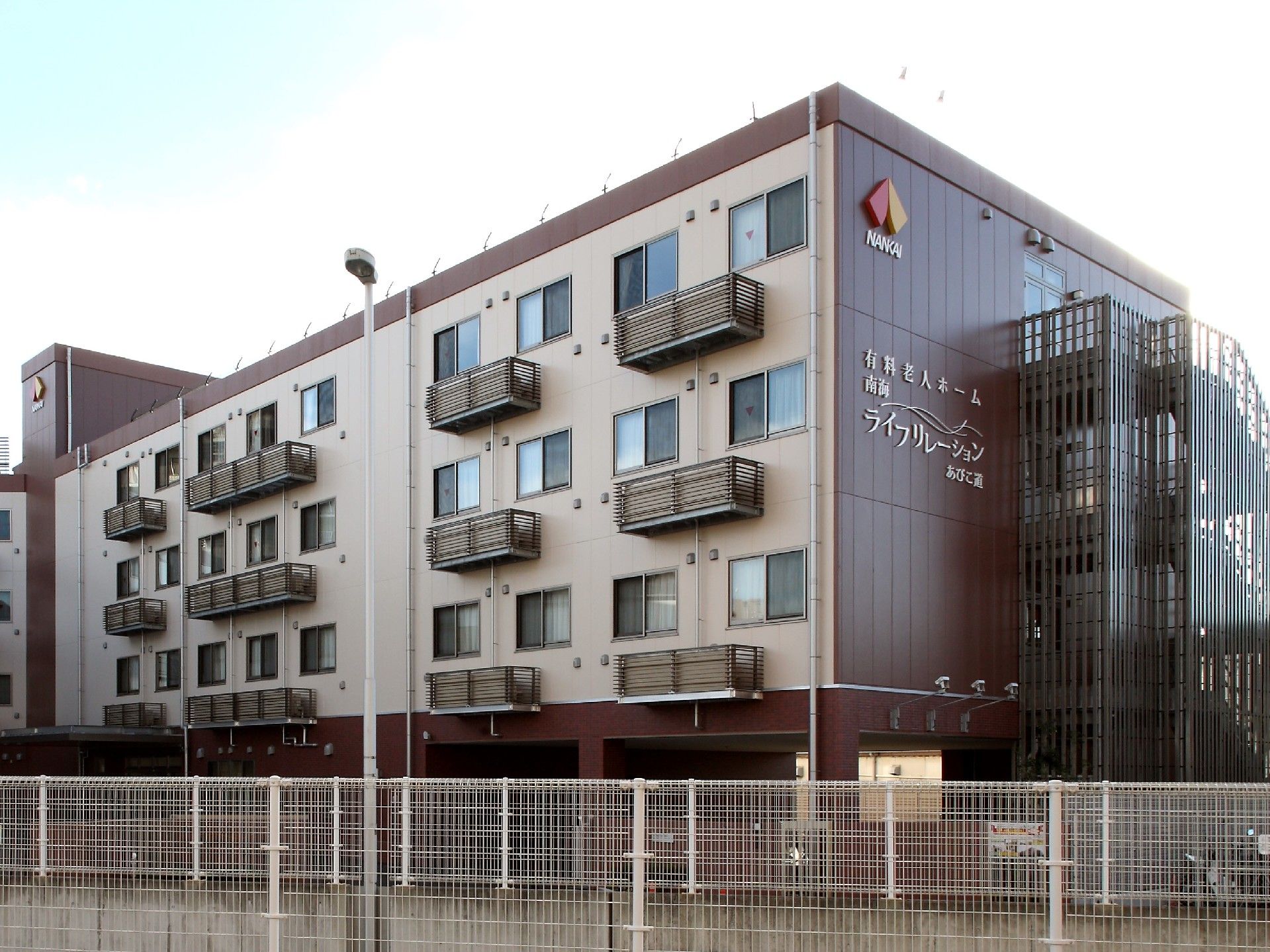 4階建ての建物が重厚感があるどっしりとした造り。ブラウン系の落ち着いた雰囲気。