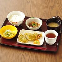 ごはんと味噌汁のセットが付いたメニュー