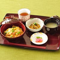 親子丼と煮物と味噌汁と漬物のセット