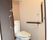 エル字型の手すりが設置されたトイレには、呼び出しボタンもついている。