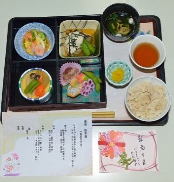 敬老の日に出された、彩りの良い豪華で品数の多い食事