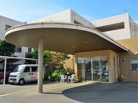 大きな屋根があり、ガーデンテーブルや椅子が置かれた施設への入り口